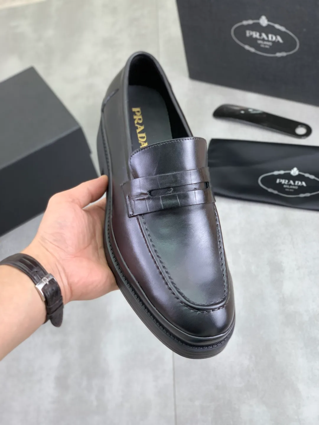 Men's shoes 💰P520 New PRADA Prada spring new casual leather shoes Original purchase, development and production Prada men's classic series, technical breathable fabrics with cowhide, casual sports shoes, casual shoes, sports dad shoes combine high-tech breathable materials and cowhide, P family exclusive button decoration on the side. The outsole is full of P italic design and bright colors to show vitality and continue the brand design inspiration. Stroll around the city lightly and feel free and comfortable. Delivered in exquisite packaging 🛍📦 ▪️Fabric: original customized calfskin with breathable material ▪️Inner lining: cowhide lining ➕cowhide feet ▪️Outsole: open-molded TPU rubber material ▪️Sole thickness: 3.5CM ▪️Size: Men's 38-45 black, brown color available